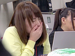 05H3023-A female employee who treats premature ejaculation pussy with a remote vibrator