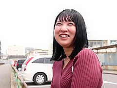 パイパンのムッチリ美人妻が手マンとクンニで敏感に喘ぎまくる